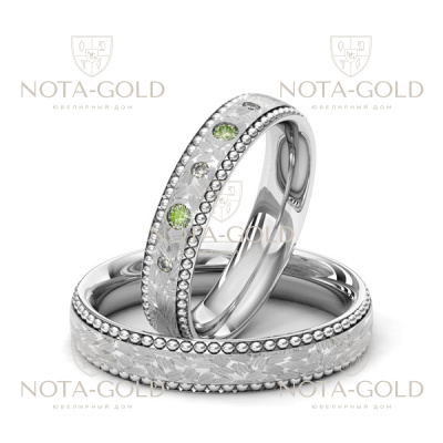 Узкие платиновые обручальные кольца с бриллиантами и изумрудами в женском кольце (Вес пары: 16 гр.)