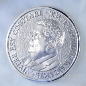 Золотая медаль на заказ из белого золота с портретом и гравировкой фразы на двух языках (Вес: 67 гр.)