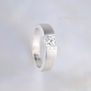Матовое помолвочное кольцо из белого золота с бриллиантом 0,5ct и гравировкой (Вес: 4,5 гр.)