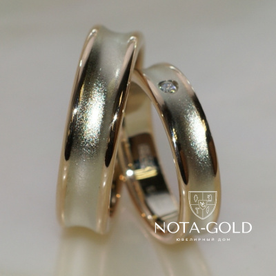 Матовые обручальные кольца двухцветные с бриллиантом на заказ (Вес пары: 13 гр.)
