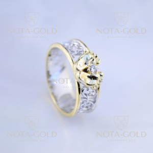 Золотое кольцо Смысл жизни из жёлто-белого золота с двумя пяточками и бриллиантом (Вес: 4 гр.)