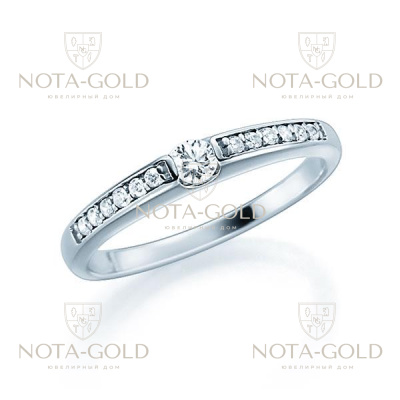 Женское кольцо из белого золота с одним крупным и двенадцатью маленькими бриллиантами 0,14 карат (Вес: 3 гр.)