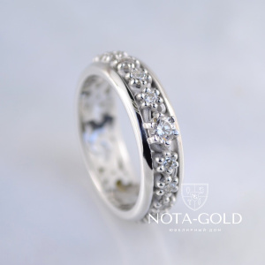 Женское золотое кольцо из белого золота с бриллиантами в цветах (Вес: 5 гр.)