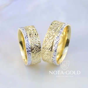Обручальные кольца из разного золота с рубленой матовой текстурой и гравировкой (Вес пары: 21 гр.)