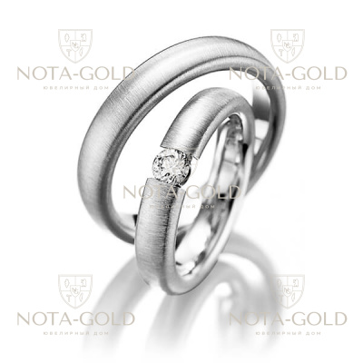 Узкие шероховатые платиновые обручальные кольца с бриллиантом в женском кольце (Вес пары: 15 гр.)