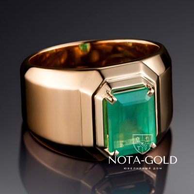 Мужское широкое гладкое кольцо из красного золота с изумрудом (Вес 23 гр.)