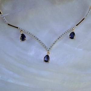 Женское колье из красного золота с бриллиантами и сапфирами (Вес: 16 гр.)