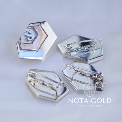 Значки-булавки с буквами из серебра с позолотой