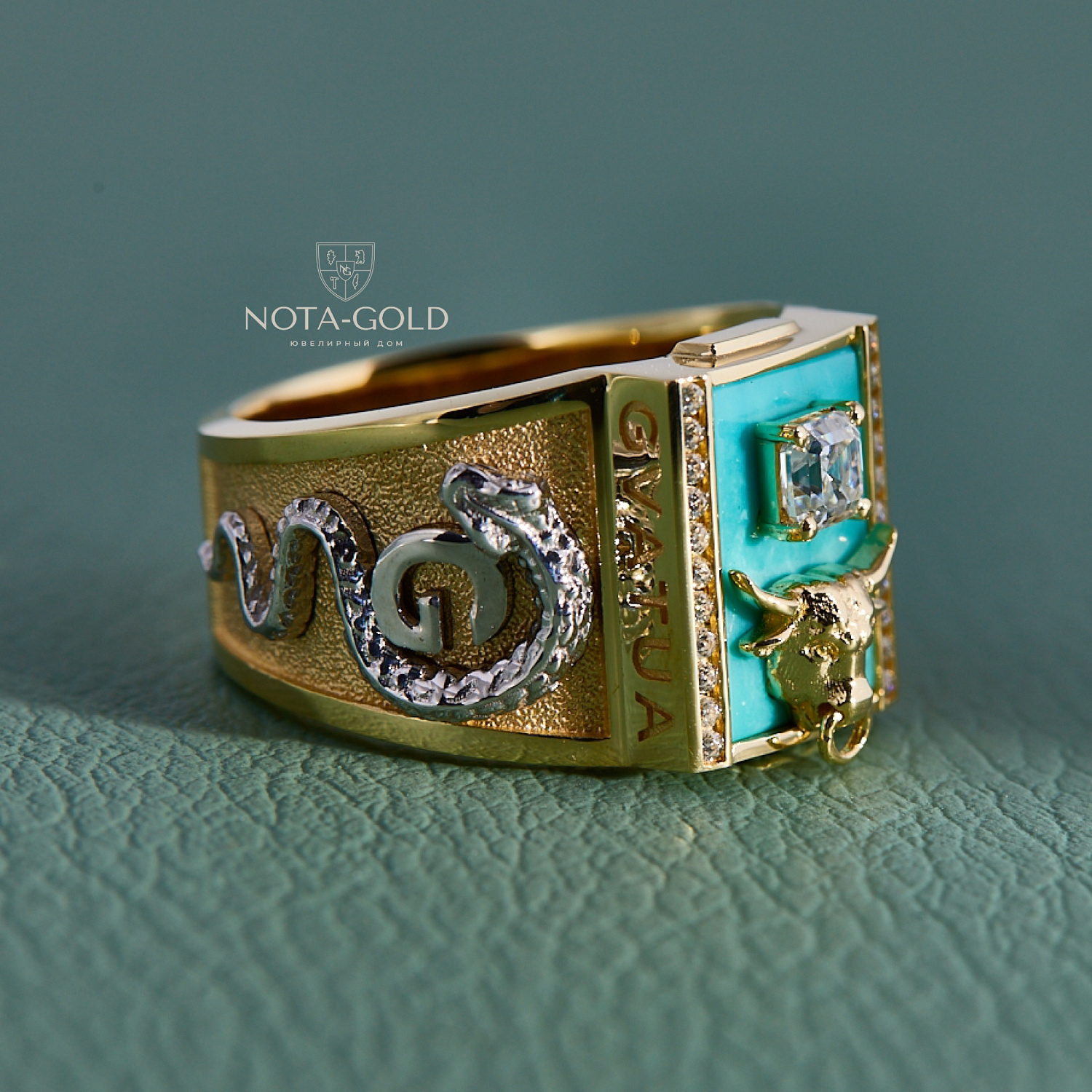 Золотой перстень с бриллиантами, головой быка и змеями