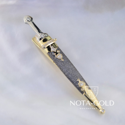 Золотой зажим для галстука Кинжал в ножнах из двух видов золота с бриллиантами (Вес: 12 гр.)