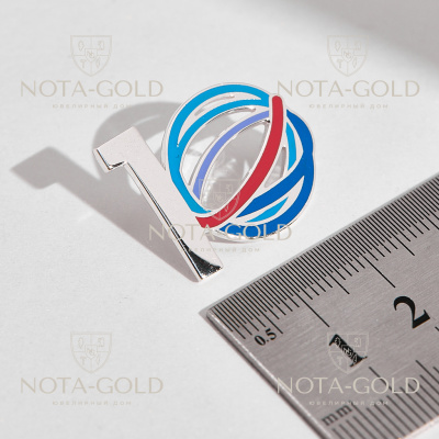Значок в виде логотипа компании из серебра с цветной эмалью (Вес: 4,5 гр.)