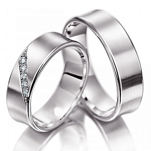 Вогнутые матовые платиновые обручальные кольца с бриллиантами в женском кольце (Вес пары: 19 гр.)