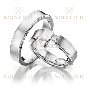 Узкие вогнутые платиновые обручальные кольца с прямоугольным бриллиантом в женском кольце (Вес пары: 16 гр.)
