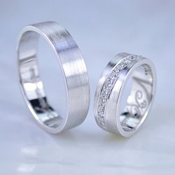 Эксклюзивные матовые обручальные кольца из белого золота с бриллиантами и гравировкой имён (Вес пары: 14,5 гр.)