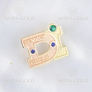 Значок из двухцветного золота Semper fidelis (всегда верен) с сапфирами и изумрудом
