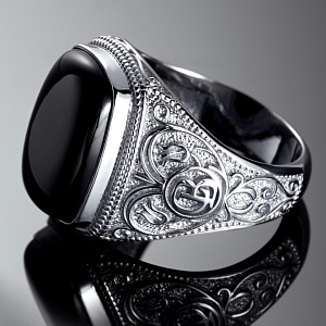 Мужское кольцо печатка из белого золота с ониксом и инициалами с торца кольца (Вес 16 гр.)