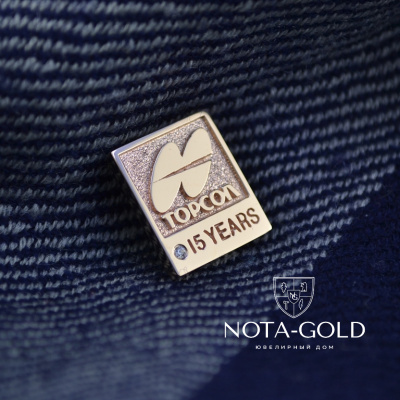 Значки с бриллиантами 1,25 мм из золота в виде логотипа фирмы (вес 2,9 гр.)