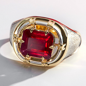 Перстень из желтого и белого золота с крупным рубином октагон (Вес 17,5 гр.)