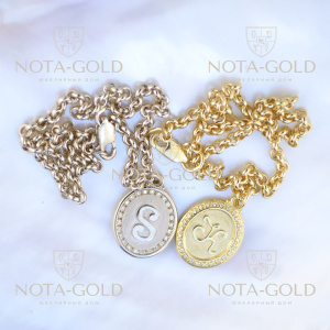 Парные браслеты из белого и жёлтого золота с подвесками с буквами и бриллиантами (цена за грамм)