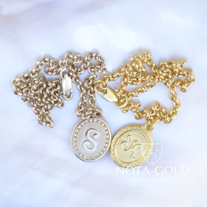 Парные браслеты из белого и жёлтого золота с подвесками с буквами и бриллиантами (Вес 18 гр.)