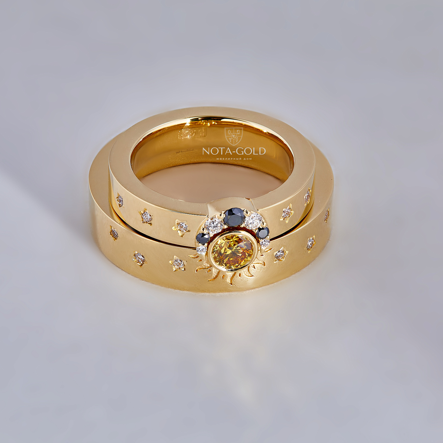 Обручальные кольца солнце и луна из жёлтого золота с бриллиантами