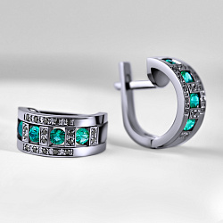 Женские серьги из белого золота с бриллиантами и изумрудами (Вес 7,4 гр.)