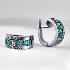 Женские серьги из белого золота с бриллиантами и изумрудами (Вес 7,4 гр.)