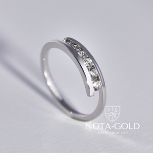 Женское узкое кольцо из белого золота с семью бриллиантами (Вес 2,2 гр.)
