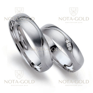 Шероховатые выпуклые платиновые обручальные кольца с волной и тремя бриллиантами в женском кольце (Вес пары: 18 гр.)