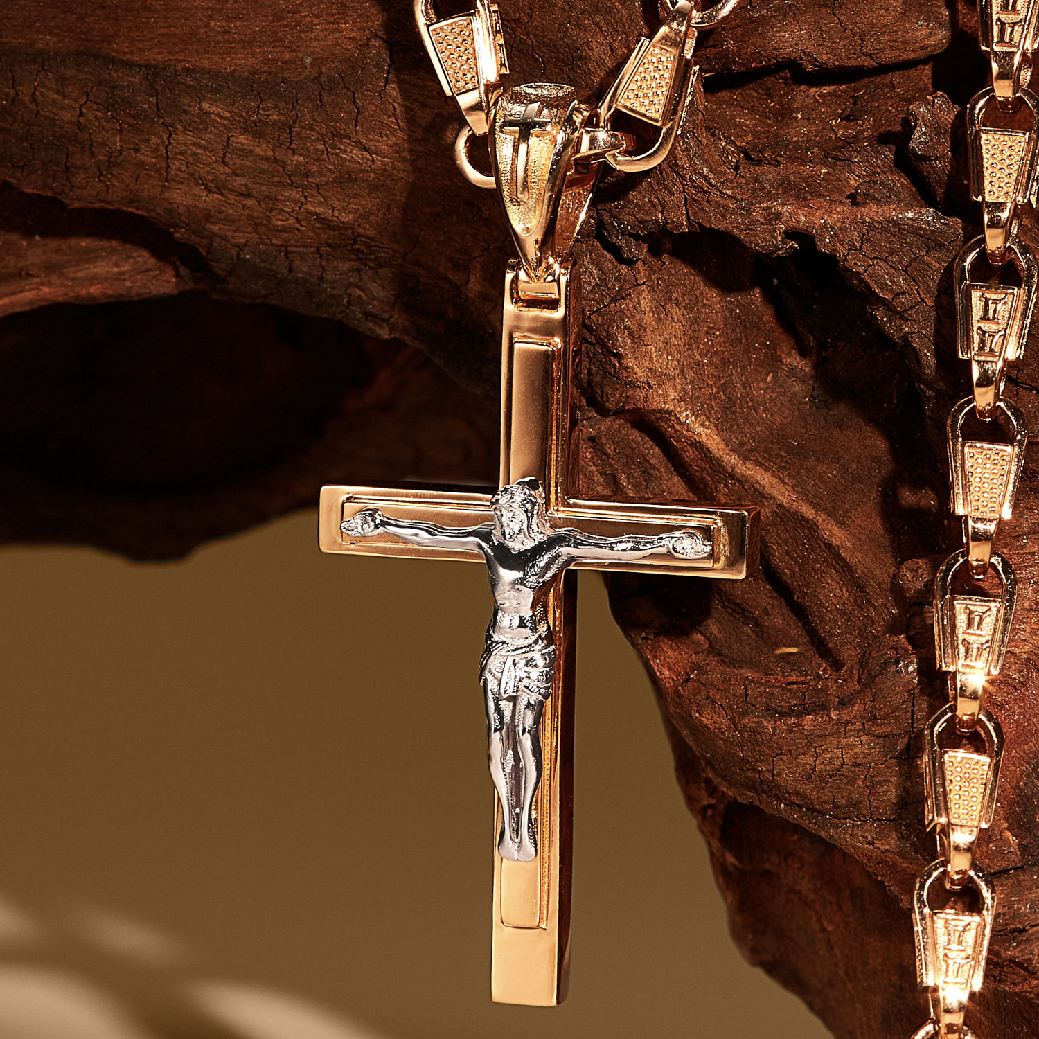 Мужской нательный золотой крестик на цепочке с инициалами