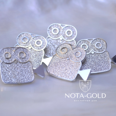 Серебряные нагрудные значки с логотипом (Вес 6 гр.)