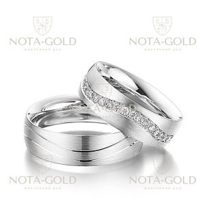 Широкие платиновые обручальные кольца с волнистой дорожкой бриллиантов в женском кольце (Вес пары: 20 гр.)
