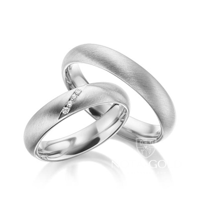 Выпуклые шероховатые платиновые обручальные кольца с четырьмя бриллиантами в женском кольце (Вес пары: 16 гр.)