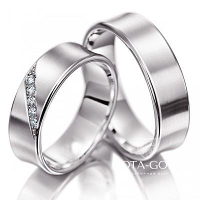 Вогнутые матовые платиновые обручальные кольца с бриллиантами в женском кольце (Вес пары: 19 гр.)