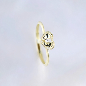 Кольцо на рождение из жёлтого золота с бриллиантом и ножками в виде сердца (Вес: 1 гр.)