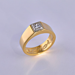 Мужское золотое кольцо с бриллиантом и гравировкой (Вес 15,2 гр.)