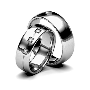 Широкие глянцевые платиновые обручальные кольца с тремя бриллиантами в женском кольце (Вес пары: 22 гр.)