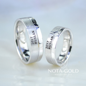 Матовое обручальное кольцо из белого золота с чернением и гравировкой имени и даты свадьбы (Вес пары: 18 гр.)