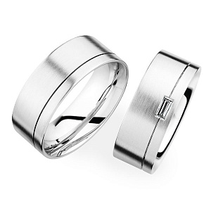 Широкие плоские матовые платиновые обручальные кольца с узкой канавкой и прямоугольным бриллиантом в женском кольце (Вес пары: 21 гр.)