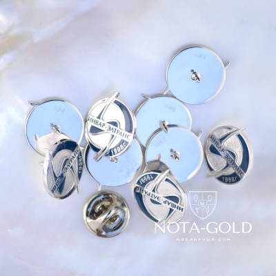 Партия нагрудных значков из серебра и белого золота с эмалью и логотипом компании