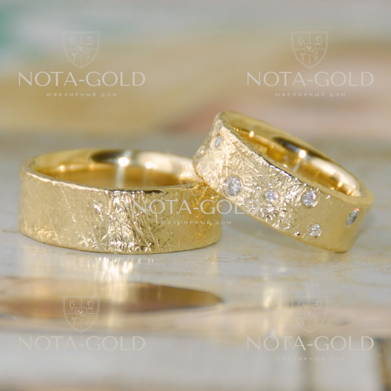 Необычные широкие обручальные кольца из желтого золота с вогнутой фактурной  поверхностью на заказ (Вес пары: 22 гр.) | Купить в Москве - Nota-Gold