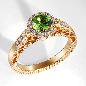 Женское кольцо из желтого золота с изумрудом и бриллиантами (Вес 5,5 гр.)