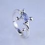 Женское кольцо из белого золота с лапками держащими сапфир маркиз (Вес: 2,6 гр.)
