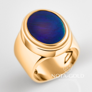 Широкой золотой перстень с опалом и гравировкой (Вес 37,3 гр.)