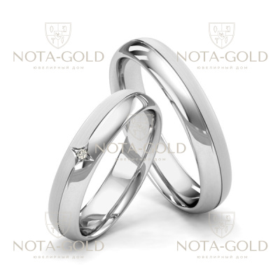 Узкие выпуклые платиновые обручальные кольца с шероховатой и гладкой поверхностью и бриллиантом в женском кольце (Вес пары: 16 гр.)