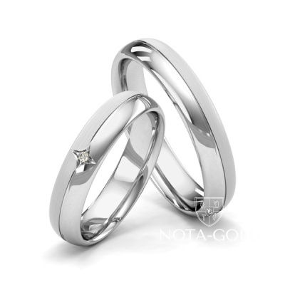 Узкие выпуклые платиновые обручальные кольца с шероховатой и гладкой поверхностью и бриллиантом в женском кольце (Вес пары: 16 гр.)
