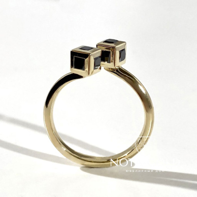 Безразмерное кольцо кубики из желтого золота с черными бриллиантами (Вес 4,3 гр.)