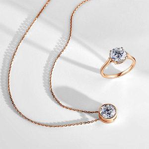 Женский комплект из золота с крупными муассанитами кольцо и подвеска на цепочке (Вес 9,6 гр.)