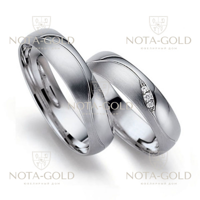 Шероховатые выпуклые платиновые обручальные кольца с волной и тремя бриллиантами в женском кольце (Вес пары: 18 гр.)