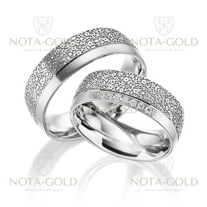 Широкие плоские платиновые обручальные кольца с пестрым узором и семью бриллиантами в женском кольце (Вес пары: 20 гр.)